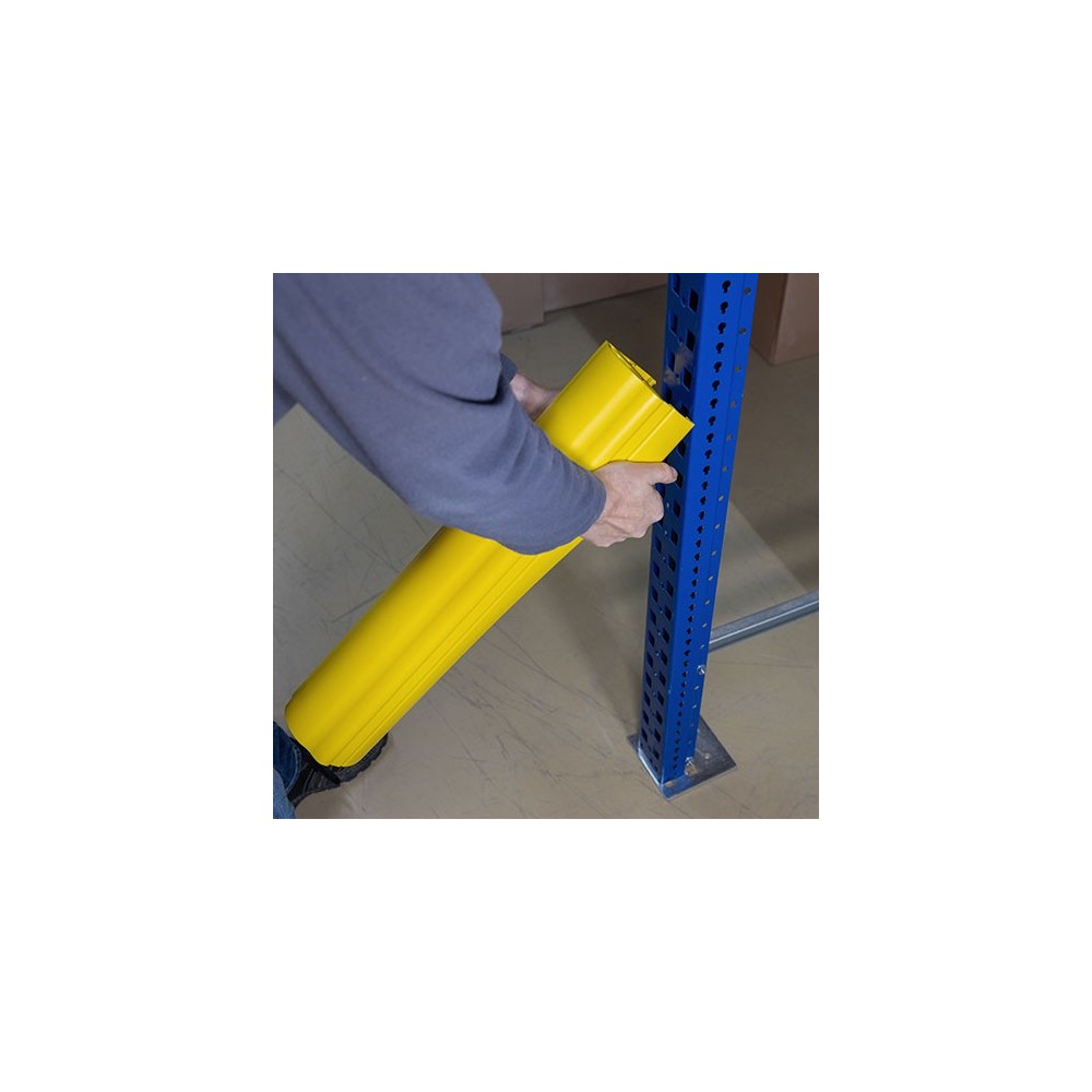 Photo de la mise en place d'un protecteur d'echelle D-flexx en plastique flexible sur échelle industrielle, deuxième étape.