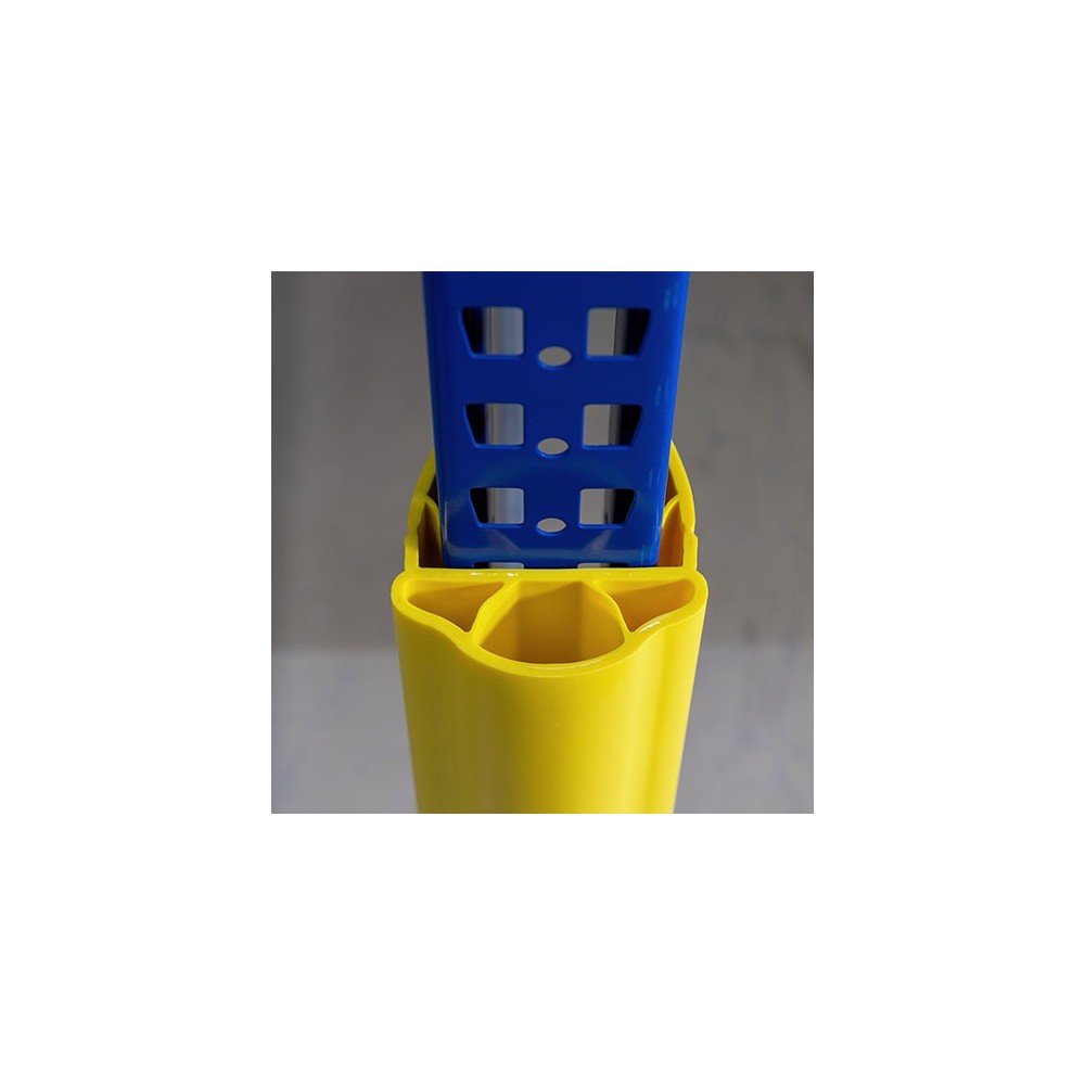Photo du protecteur d'echelle D-flexx en plastique flexible une fois installé sur l'échelle industrielle.